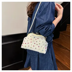 Elegante pochette a conchiglia bianca con perline colorate e tracolla di perle di lusso