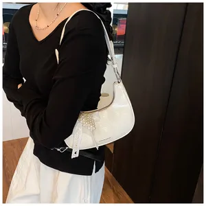 Elegante weiß glänzende Schultertasche aus Ölleder mit Perlenanhänger im modischen Design