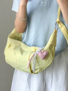 Cremegelbe Nylon-Halbmond-Schultertasche mit rosa Herzanhänger und verstellbarem Riemen
