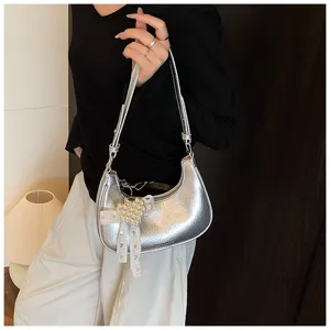 Modische silberne Metallic-Unterarmtasche mit Perlenherz-Anhänger und Schleife