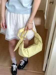 Elegante hellgelbe Nylon-Halbmond-Schultertasche mit einzigartigem Knotendesign
