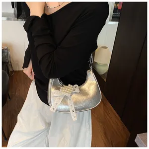 Modische silberne Achseltasche mit Perlenherz und Spitzenbogendetail.