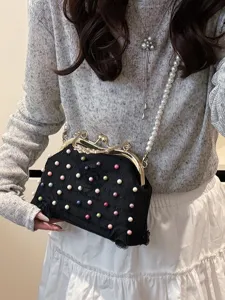 Elegante borsa da sera nera decorata con perle colorate e una lunga tracolla di perle