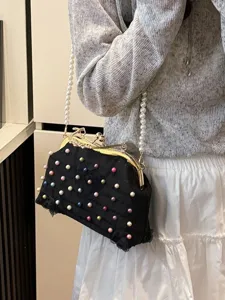 Elegante borsa da sera nera con perle colorate e una tracolla in finte perle.