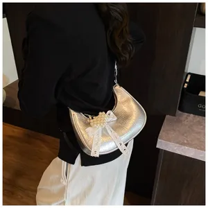 Stylische silberne Metallic-Unterarmtasche mit Perlen- und Spitzen-Schleifen-Anhänger
