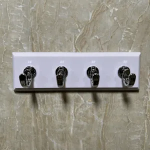 Appiattino appendiabiti a muro con quattro ganci cromati, barra bianca senza fori per bagno.