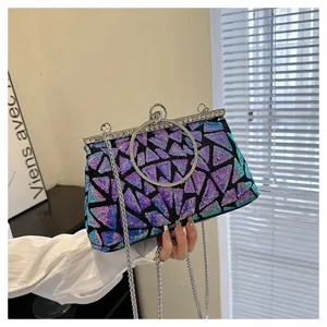 Vue détaillée d'un sac de soirée à paillettes avec chaîne élégante et poignée anneau