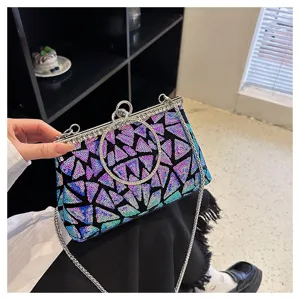 Détail d'une pochette de soirée à paillettes avec poignée en strass et chaîne argent