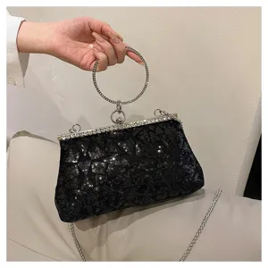 Vue détaillée de la pochette de soirée noire à paillettes avec poignée ronde et chaîne.