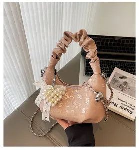 Sac hobo plissé élégant avec charm nœud en perles et motif imprimé de chiffres tendance