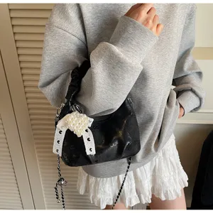 Élégant sac à main noir plissé avec nœud en perles et détail de bandoulière en chaîne