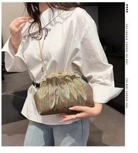 Détail d'un sac de soirée en tissu plissé coloré avec garniture en strass et chaîne