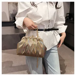 Vue rapprochée d'une pochette de soirée plissée scintillante avec détails en cristal tenue