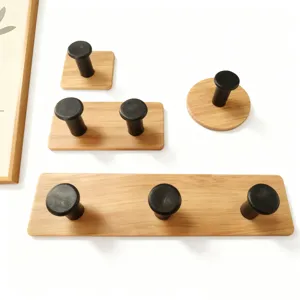 Set di ganci adesivi effetto legno a parete con pomelli neri per cucina e bagno.