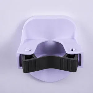 Dettaglio dell'impugnatura in gomma su un supporto per mocio viola da parete.