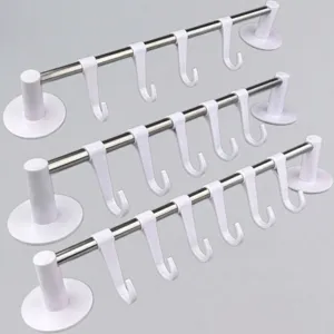 Tres toalleros de pared de acero inoxidable con varios ganchos de plástico blanco