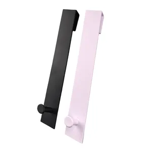 Gancio appendiabiti da porta in plastica, vista di dettaglio dei ganci nero e bianco.