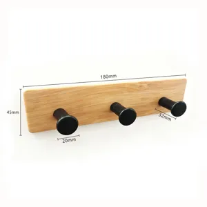 Vista dettagliata del appendiabiti da parete in legno con dimensioni e tre ganci.