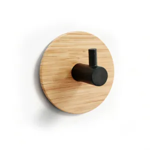Vista dettagliata del gancio da parete in legno con finitura nera, adesivo senza foratura.