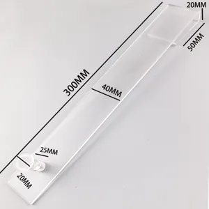 Primo piano di appendiabiti in plastica trasparente con indicazioni precise, robusto.