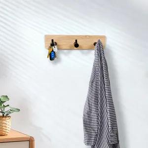 Appendiabiti da parete in legno con tre ganci metallici neri per chiavi e vestiti appesi