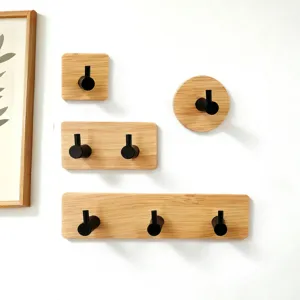 Set di appendiabiti da parete in legno con ganci in metallo nero per cucina e bagno.