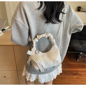 Sac à main plissé crème chic avec breloque cœur en perle et nœud élégant
