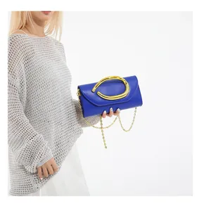 Stilvolle elektrische blaue Abend-Clutch-Tasche mit klobigem Gold-Metallgriff-Detail