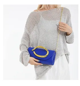 Kobaltblaue Abend-Clutch mit dekorativem goldfarbenem Ovalgriff und Kettenriemen