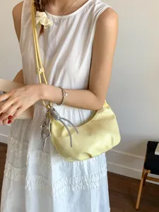 Bolso de hombro moderno de media luna plisado en color amarillo para mujer, estilo verano