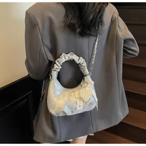Sac à main plissé argenté élégant avec un pendentif cœur perlé et un nœud en dentelle