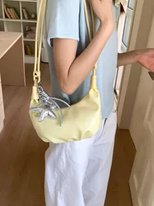 Moderno bolso de axila plisado amarillo en forma de luna con amuleto de estrella
