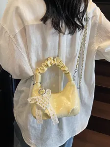 Sac à main jaune plissé chic avec breloque cœur perle et chaîne élégante pour femmes.