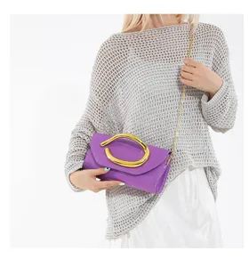 Elegante lila Abend-Clutch mit auffälligem goldenem ovalem Griff und Kettenriemen