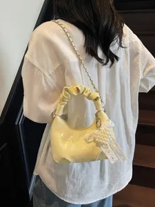 Sac à main croissant plissé jaune clair avec élégant pendentif cœur en perles pour femmes