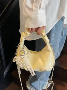 Sac à main plissé jaune crème avec charm coeur en perles et bandoulière chaîne
