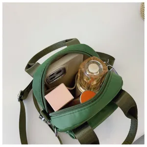 Detaillierte Draufsicht auf die grüne Mini-Nylontasche mit Innenraum und Aufteilung