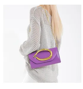 Nahaufnahme einer schicken violetten Abendclutch mit auffälligem goldenem Metalldetail