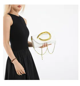 Elegante weiße Abendclutch mit markantem goldfarbenem Metallgriff und Kettenriemen