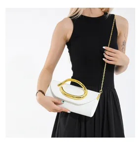 Elegante minimalistische weiße Abendclutch mit skulpturalem Goldgriff und Kettenriemen
