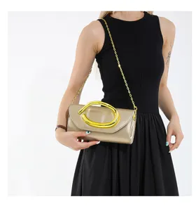 Elegante champagnerfarbene Abend-Clutch mit großem Metallgriff und goldener Kette