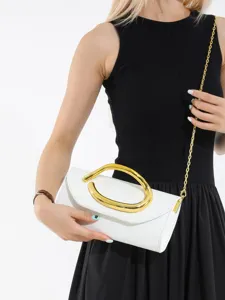 Elegante weiße Abendtasche mit großem Goldgriff und Kettenriemen für Damen