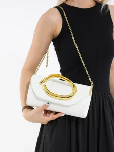 Elegante weiße Abendtasche mit skulpturalem Goldgriff und Kettenriemen für Damen