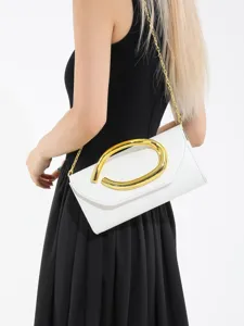 Elegante weiße Abendtasche für Damen mit skulpturalem Goldgriff und Kettenriemen.