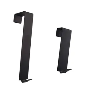 Over de deur haak zwart metaal zware deurhanger rek voor kleding organizer opslag detailweergave.