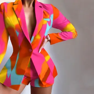 Détail de la veste blazer et du short imprimé abstrait coloré, style chic élégant