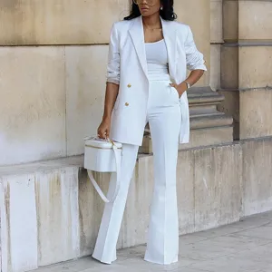 Detailansicht des eleganten weißen Zweireiher Blazers und der passenden Schlaghosen.
