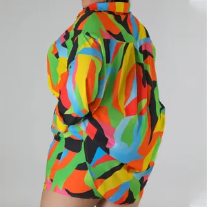 Set taglie forti da donna con camicia a maniche lunghe e pantaloncini stampati colorati.