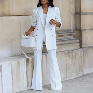 Eleganter weißer Damen Hosenanzug mit zweireihigem Blazer Schlaghose für stilvolle Outfits.