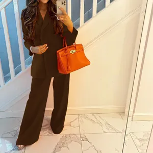 Vista dettagliata del completo da donna casual con blazer doppiopetto e pantaloni larghi.